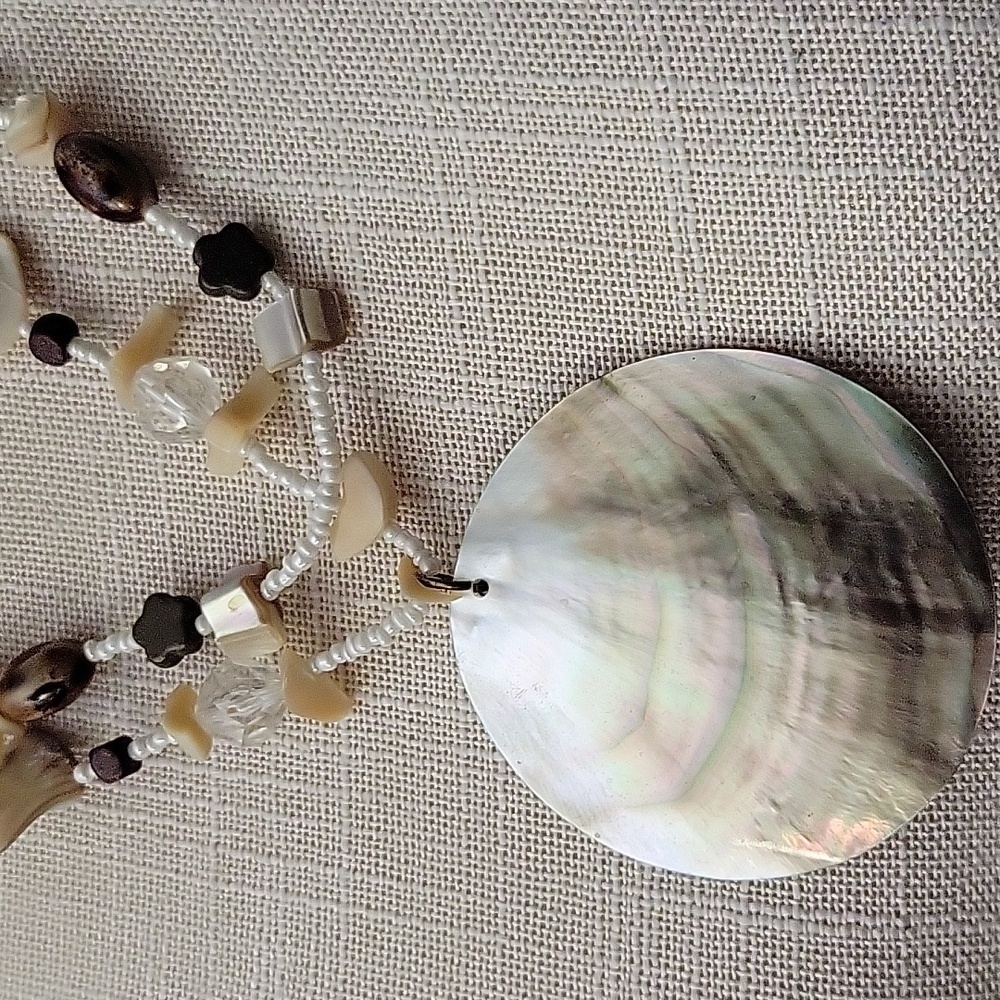 Elegant Shell Pendant Necklace And Earing Set - Picture 2 of 3
